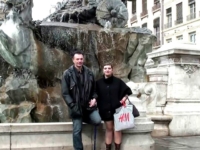 1H23 de reportage: un couple libertin de Lyon, aux murs très particulières, nous invite chez eux !