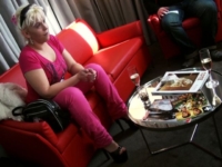 hallucinant : Coralie, mère de famille, vient avec son fils et son labrador … et finit par boire notre pisse ! (vidéo exclusive)