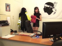 A 18 ans, c’est son patron qui nous l’offre à baiser à son bureau ! (vidéo exclusive)