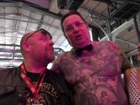 Mélissa, choppée sur un stand au salon du tatouage à Paris ! (vidéo exclusive)