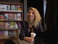 Eva vient accompagner d’une copine pour faire plaisir à sa maman en se faisant baiser par Josh à sa place ! (vidéo exclusive)