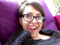 Jeune petite salope à lunettes veut nous prouver qu’elle est bonne ! (vidéo exclusive)