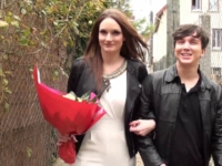 Marie accepte de se faire enculer par une jeune fan, love d’elle ! (vidéo exclusive)