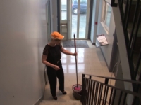 Enorme: On a baiser la concierge dans une cage d’escalier ! (vidéo exclusive)