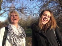 Betty coach Julia dans son entraînement pour devenir une énorme cochonne ! (vidéo exclusive)