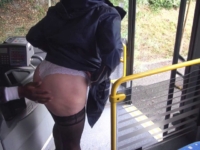 Mère au foyer nous suce dans un bus, tripote le chauffeur, puis nous invite chez elle ! (vidéo exclusive)