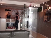 Natacha, tatoueuse professionnelle baisée dans son salon de tatouage à Toulouse ! (vidéo exclusive)