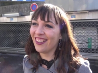 Accompagnée par une amie, Angélique, 27ans, débute en fanfare ! (vidéo exclusive)