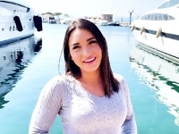 Sarah, 21ans, hôtesse sur un yacht à Saint-Tropez !