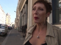 Une mature tatouée à la chatte percée, rencontre la bite de Max