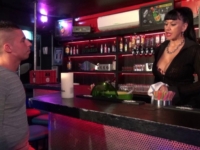 Barmaid cougar abuse de sa position pour baiser un petit jeune