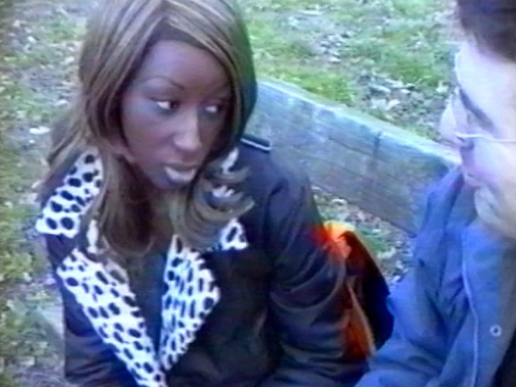 Une Black très salope qui ramène un inconnu chez elle pour qu'il ...