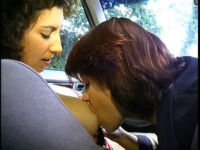 2 lesbiennes se font baiser par 2 pervers.