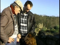 Trio entre papy pervers et un couple peu farouche.