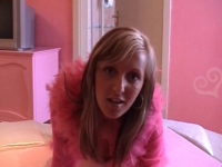Une blonde en petite tenue rose se fait baiser dans une chambre de la même couleur!
